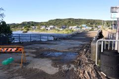 大雨で橋脚が削られた厚内橋