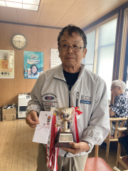 PG大会の優勝者となりトロフィーを持つ藪木さん