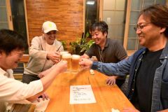 ビールで乾杯し「はしご酒ラリー」を疾走する参加者