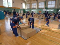 段ボール製簡易ベッド組み立てなど避難所設営訓練を行う団員ら（広尾町提供）