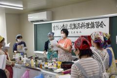 レシピについて説明する箕浦さん（中央）