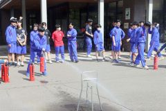 消火器の扱い方などを学ぶ中学生