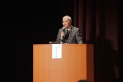 講演する西田さん