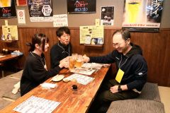 ビールで乾杯し「はしご酒ラリー」を疾走する参加者
