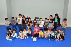 小野あつこおねえさんと卓球遊び（金野和彦撮影）