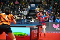 卓球ファンの前で熱戦を繰り広げる、木下アビエル神奈川の張本美和選手（右）＝金野和彦撮影