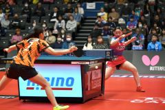 卓球ファンの前で熱戦を繰り広げる、木下アビエル神奈川の張本美和選手（右）＝金野和彦撮影