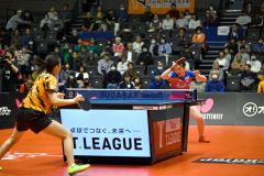 卓球ファンの前で熱戦を繰り広げる、木下アビエル神奈川の張本美和選手（右）＝金野和彦撮影