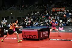 卓球ファンの前で熱戦を繰り広げる、木下アビエル神奈川の張本美和選手（右）＝金野和彦撮影