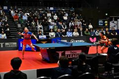 卓球ファンの前で熱戦を繰り広げる、木下アビエル神奈川の張本美和選手（左）＝金野和彦撮影