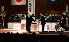記念式典では関係者に感謝状が贈られた