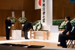 市戦没者追悼式で献花する市戦没者遺族会の岡本金作会長
