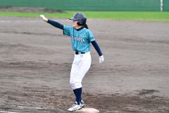 【決勝・ＳＯＵＴＨユニオン―士幌ファイターズ】三回裏２死二、三塁から先制適時内野安打を放ち、ガッツポーズをするＳＯＵＴＨユニオンの大門柑那
