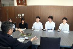 黒川町長（手前）に串本町訪問の成果などを報告する生徒たち