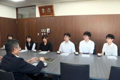 黒川町長（手前）に串本町訪問の成果などを報告する生徒たち