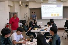 秋山教授（左奥）や田中特任講師（中央奥）の講義に耳を傾ける生徒たち