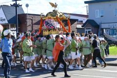 威勢良く町内を練り歩いたみこし