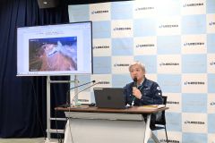 雌阿寒岳の火山活動について説明する永澤火山調査官