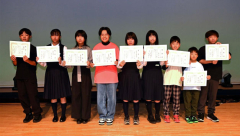 最優秀賞の平岡さん（左）ら入賞者（須貝拓也撮影）