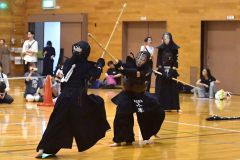 【女子団体戦決勝・帯南商―音更】メンを狙う帯南商の小本紗愛（右）