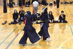 【男子団体戦決勝・音更一心会Ａ―帯南町中】メンを狙う音更一心会Ａの谷口紘笙（左）