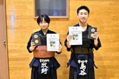個人戦で優勝した音更柳町の牧野心絆（左）と帯四中の島谷蒼楽