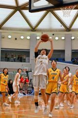 シュートを放つ帯大谷女子の折笠瑠南