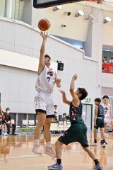 シュートを放つ帯大谷男子の高田頼季