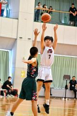 ３点シュートを決める帯大谷男子の山口流加