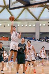 シュートを放つ帯大谷男子の田原虎珀