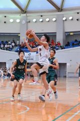 シュートを放つ帯大谷男子の三浦唯楓