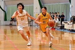 ドライブする白樺学園女子の松葉心愛