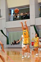シュートを放つ白樺学園女子の神坂香依