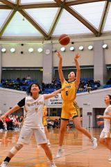 シュートを放つ白樺学園女子の田中李