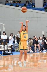 ３点シュートを決める白樺学園女子の野澤空羽