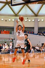 シュートを放つ帯大谷男子の沼田繁信