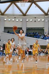 シュートを放つ帯大谷女子の岩崎羽那