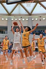 シュートを放つ帯大谷女子の原杏名