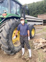 トラクターのタイヤに残った浸水の跡を示す門さん