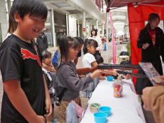 今年度最後のホコテン、縁日や道警音楽隊演奏にぎわう 4