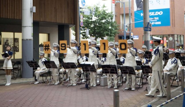 今年度最後のホコテン、縁日や道警音楽隊演奏にぎわう