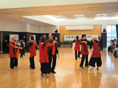 ダンスを通じて交流する参加者