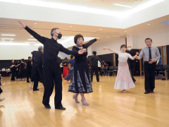 ダンスを通じて交流する参加者