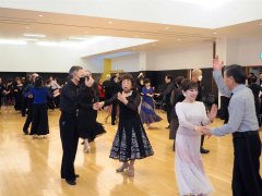 ダンスを通じて交流する参加者