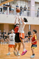 高校生相手にリバウンドを競り合う中学生選手（赤色ウエア）