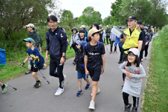 エコパ内を散策する参加者ら