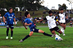 【最終節・北海道十勝スカイアース―ＢＴＯＰ北海道】ゴール前で競り合うＦＷ（１８）兼田寛也
