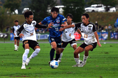 【最終節・北海道十勝スカイアース―ＢＴＯＰ北海道】後半、相手にかこまれながらもドリブル突破でゴールを狙うＦＷ（１８）兼田寛也