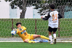 【最終節・北海道十勝スカイアース―ＢＴＯＰ北海道】後半、横っ飛びでシュートを防ぐＧＫ（２１）金子優希