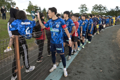 試合終了後、サポーターとハイタッチを交わすスカイアースのメンバーたち
